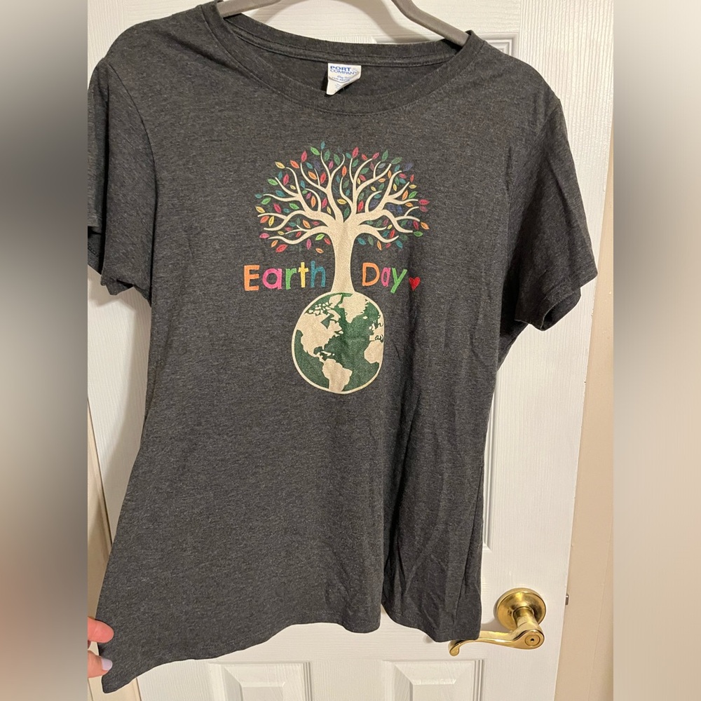 Gilden Dark Gray Earth Day Graphic T-Shirt